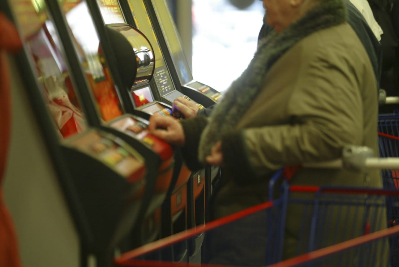 Veikkaus sulki kaikki pelipaikkansa maaliskuun puolivälissä koronavirusepidemian vuoksi. Yhtiö aloittaa huhtikuun 20. päivä pelipaikkojen työntekijöitä koskevat yt-neuvottelut. Kuvituskuva.