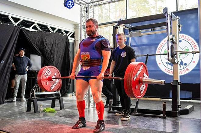 Nurmolainen Antti Tietäväinen on entinen painija, nykyinen voimailija ja siivoojamestari.