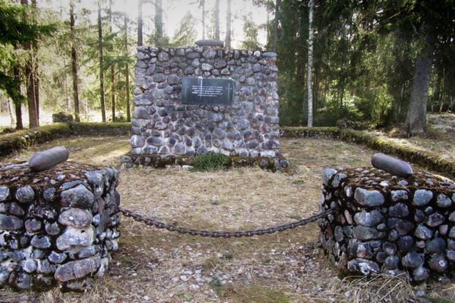 Eteläpohjalaiset miehet rakensivat Mannisen taistelun muistomonumentin Ruovedelle. Sen palajstusjuhla oli kesäkuussa 1934. Kuva: Jorma Hautala
