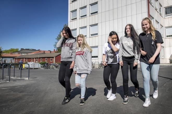 Etelänummen koulun yhdeksännen luokan Taru Lantela, Johanna Blomberg, Nhi Luong, Jonna Hanka ja Mia Holmqvist aloittavat kesälomansa ensi viikolla. Kaikilla on tiedossa kesätöitä. KUVA: MARKKU JOKELA.