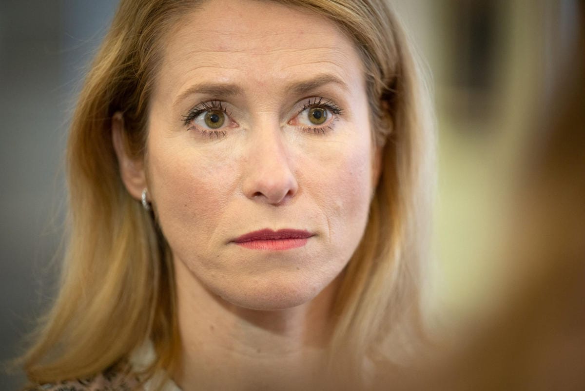 Viron nykyinen pääministeri Kaja Kallas jättää eroilmoituksensa parlamentille, minkä jälkeen presidentin on vuorostaan määrä nimittää hänet uudeksi pääministeriehdokkaaksi. LEHTIKUVA/AFP
