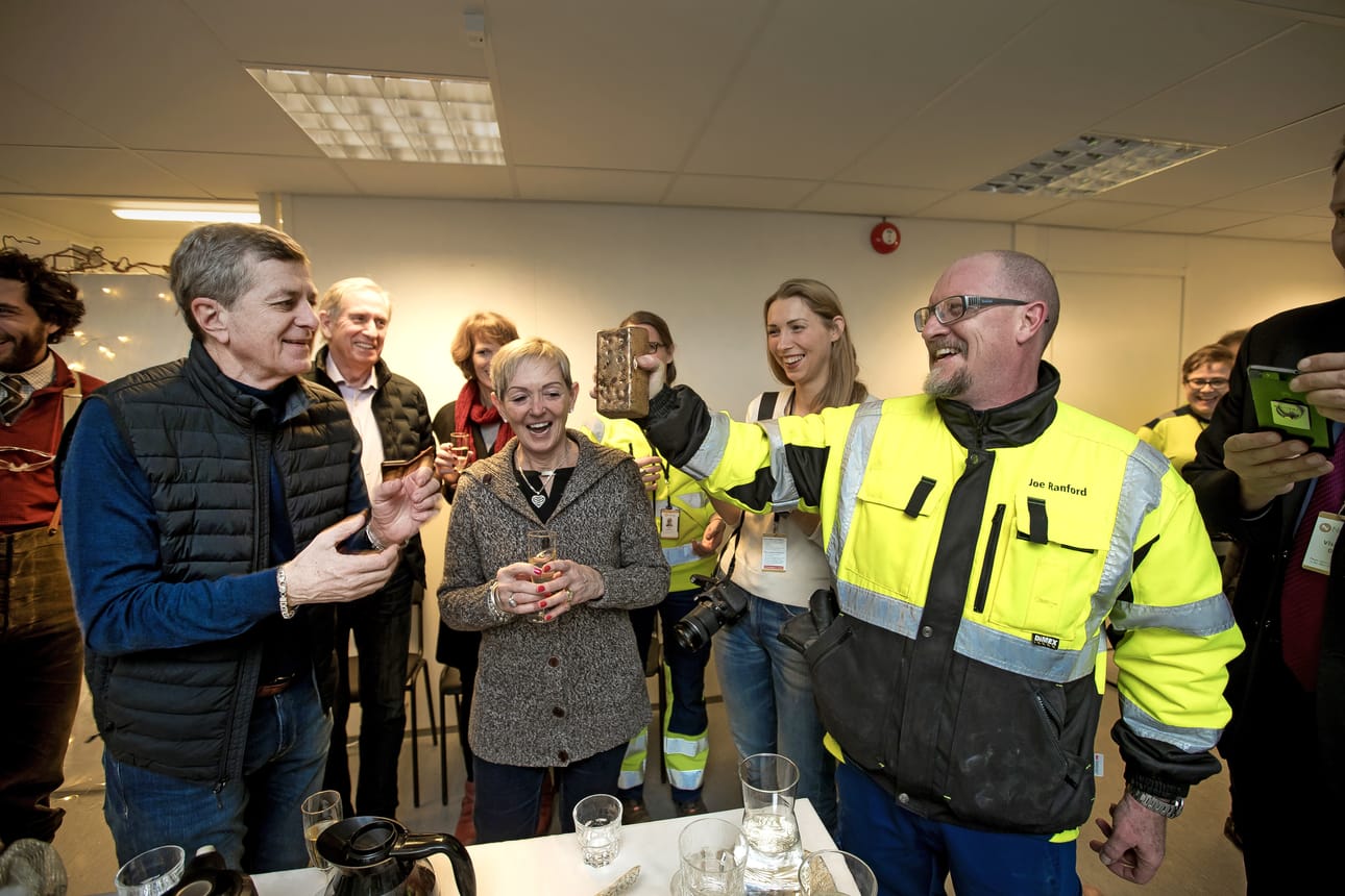 Laivan kultakaivoksen ensimmäisen kultaharkon valu oli iloinen juhla. Toimitusjohtaja CEO Michael Hepworth saa harkon käteensä kaivoksen toimitusjohtajalta Joe Ranfordilta.