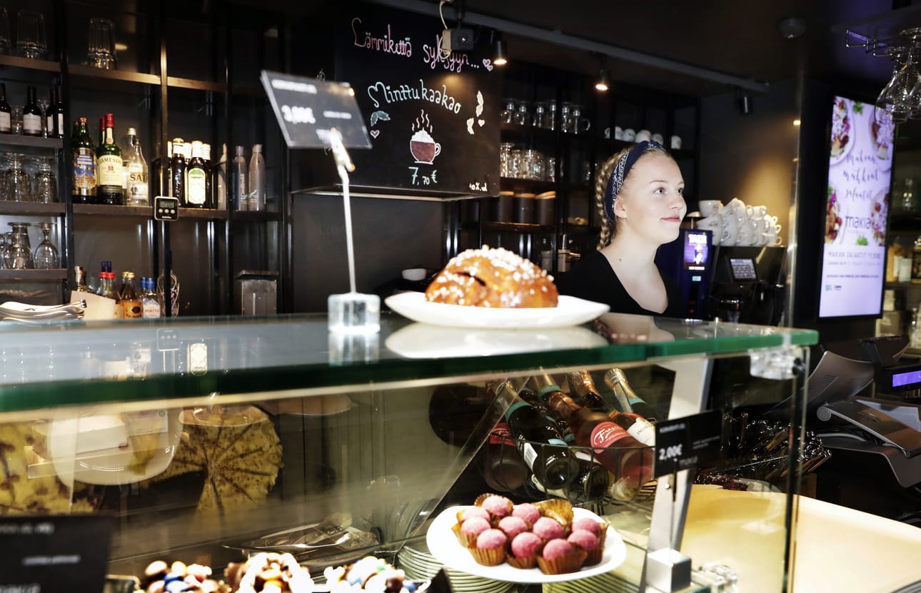 Puistokahvila Makiassa Oulussa työskentelevä Iina Ylikulju tekee usein lisävuoroja, tulee aiemmin töihin tai lähtee myöhemmin kotiin tuuraajapulan takia. Hän joustaa mielellään koska pitää kovasti työstään. KUVA: Jukka Leinon