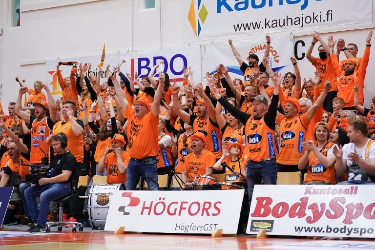 Kauhajoella oli täysi tupa kannustamassa Karhu Basketia koripallon Suomen mestariksi.