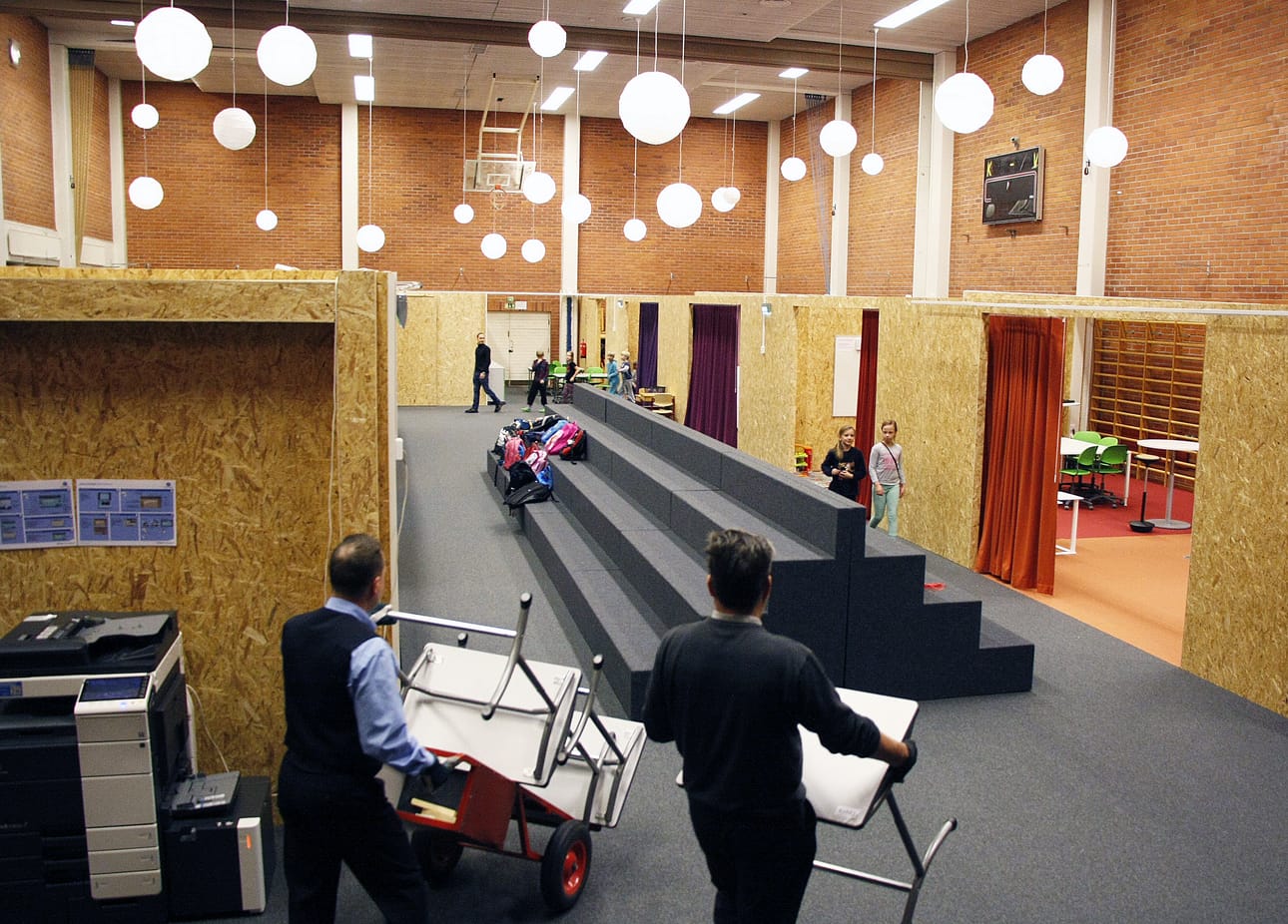 Pitkäkankaan koulun liikuntasali on muuttunut luokkatiloiksi. Rappuset toimivat vaikka läksyjenlukupaikkana.