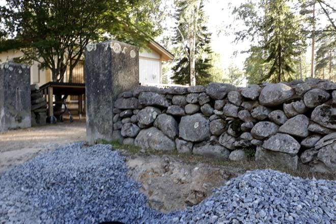 Alajärven seurakunnan Hirsikankaan hautausmaan paikoitusalueella on juuri nyt hankala kulkea pihan kunnostustöiden vuoksi. Vanhan tien puolella olevan portin kautta pääsee kuitenkin hyvin kulkemaan. KUVA: SARI HEINILÄ