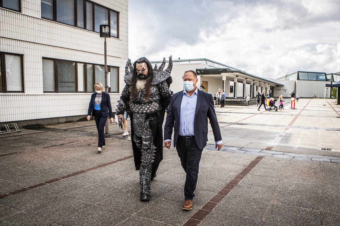 Mr. Lordi ja Markku Broas saapuivat kaupungintalolle viime viikonloppuna Rovaniemen kaupungin järjestämässä koronarokotetempauksessa. Tempauksessa rokotuksen saivat Lordin lisäksi muun muassa joulupukki ja 766 asukasta.