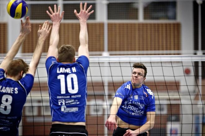 Jymy-Kuutosten Matias Saviaro iskee tulisesti vieraiden Saku Laineen ja Henri Laineen torjunnan ohi. Kuva: Tomi Kosonen