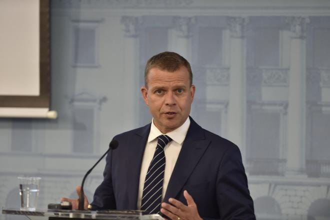 Valtiovarainministeri Petteri Orpo (kok.) iloitsee viime aikojen vahvasta talous- ja työllisyyskehityksestä. Hän haluaa kammeta valtiontalouden ylijäämäiseksi jo seuraavien vuosien aikana. KUVA: Kimmo Penttinen