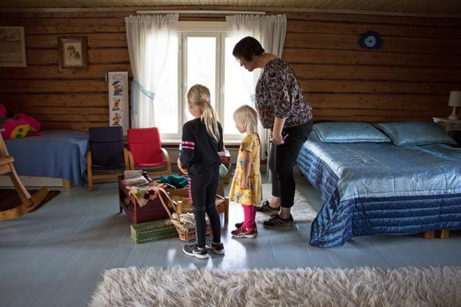 Seinäjoen tytöt Tiuku ja Tähkä Kohtala löysivät Mäkelän tilan vinttihuoneesta tätinsä Päivi Kohtalan kanssa sukupolvien aarteita. KUVAT: AUNE WARONEN