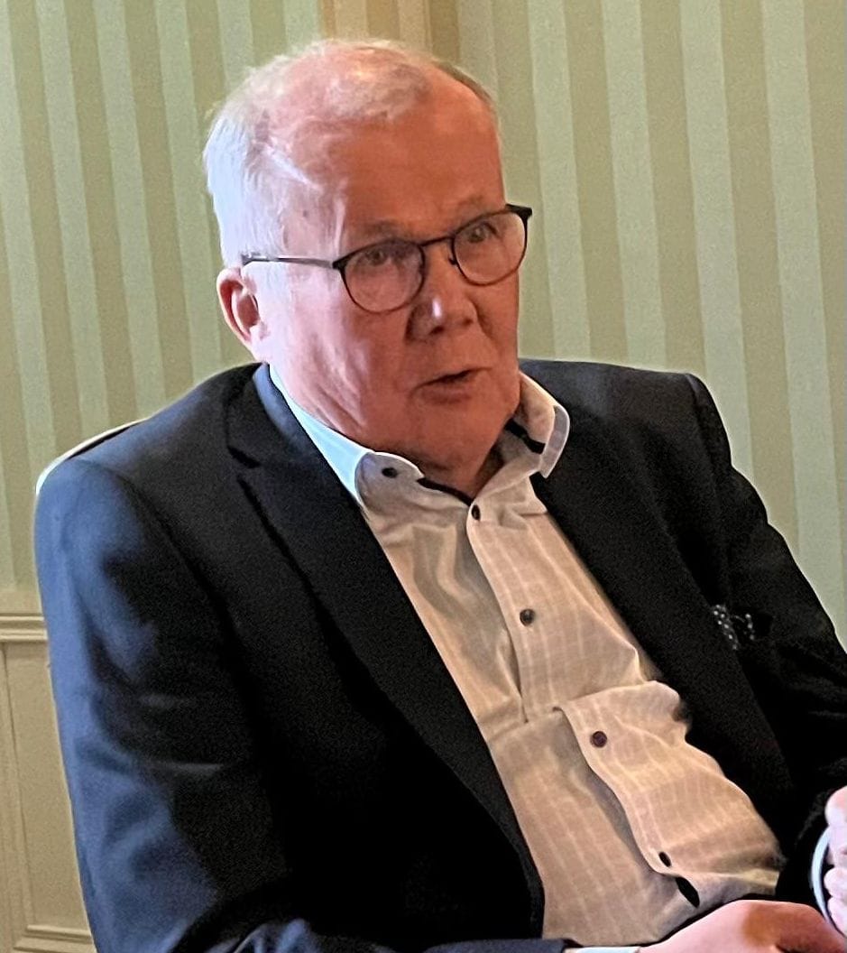 Jyväskylässä asuva lapualaislähtöinen kirjailija, professori Lasse Kangas on työstänyt Artturi Leinosen elämäntyön kansien väliin.