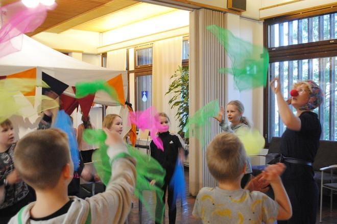 Klovni Jojo opasti perjantaina Iivarin 1-3-luokkalaislle, miten huiveilla jongleerataan. KUVA: EEVA-LIISA KULJU