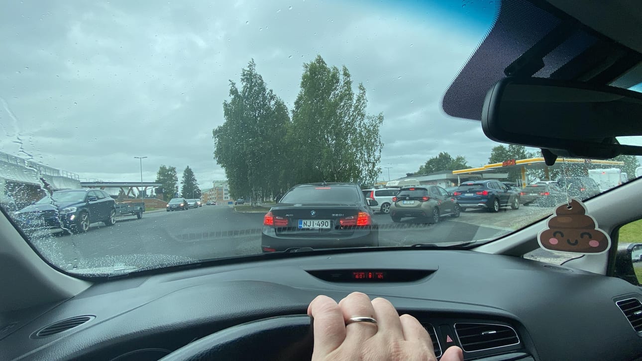 Rovaniemeläinen Lapin Kansan lukija lähetti kuvan autojonosta bensa-asemalla Ruotsin Haaparannassa maanantaina 6. heinäkuuta. Ruotsin hallitus laski heinäkuun alusta lähtien bensan valmisteveron 14 senttiin, kun se Suomessa on 68 senttiä. Ruotsissa bensa on pumpulla jopa 80 senttiä halvempaa kuin Suomessa.
