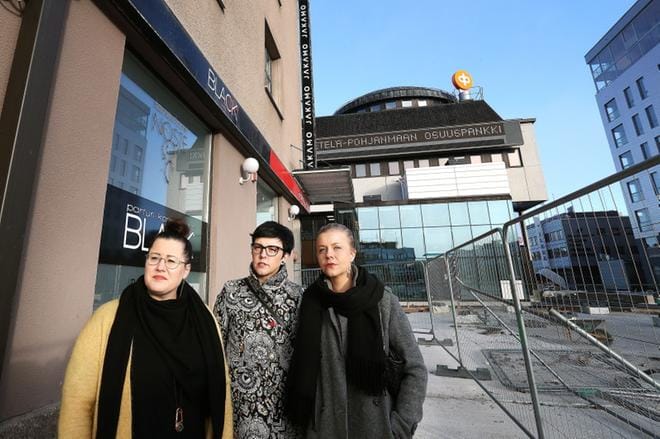 Muoti ja kauneus jakavat saman liiketilan, kun Sari Nisula, Sanne Ikola ja Susanna Reinikka muuttavat yrityksensä Vaasantalon kulmaan. Boutique S muuttaa alakerran isoon tilaan ja parturi-kampaamo S yläkertaan. Samasta ovesta kuljetaan kumpaankin liikkeeseen, mutta kampaamoon tulee kulku myös takapihan kautta. KUVA: JANINA SAARELA