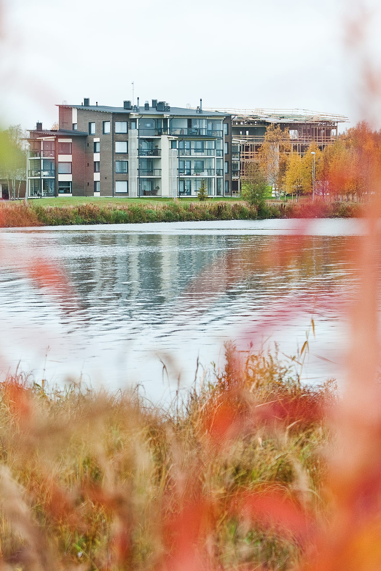 Kaupunki haluaa taajamaan lisää erittäin laadukasta asuinrakentamista ja on valmis ostamaan sitä varten raakamaata. Laatua ovat kova maa, tilava tontti ja järvinäkymä.