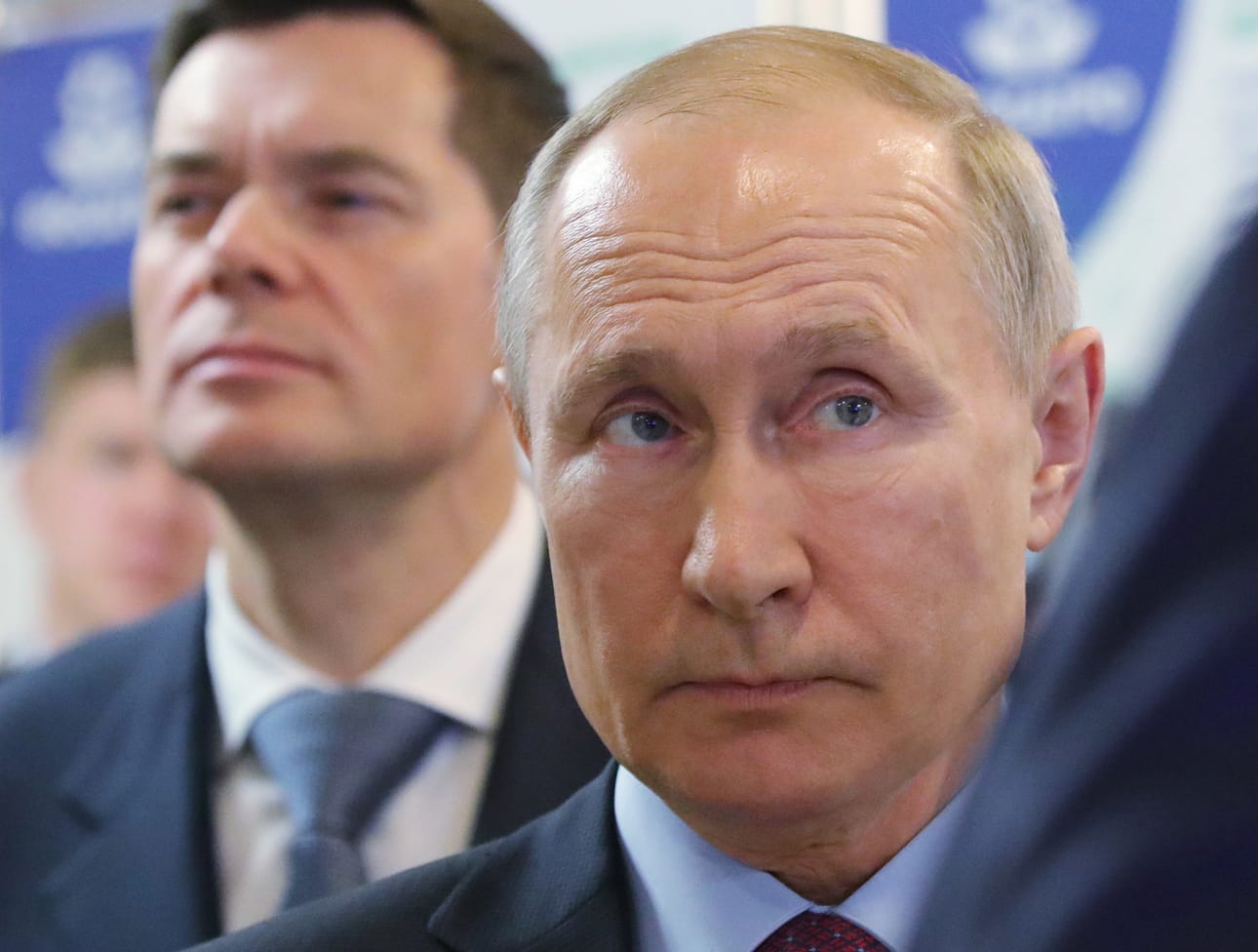 Venäjän presidentti Vladimir Putin on antanut ymmärtää, että oligarkkien olisi osoitettava selvästi, kenen puolelle he asettuvat. Taustalla oligarkki Aleksei Mordašov.