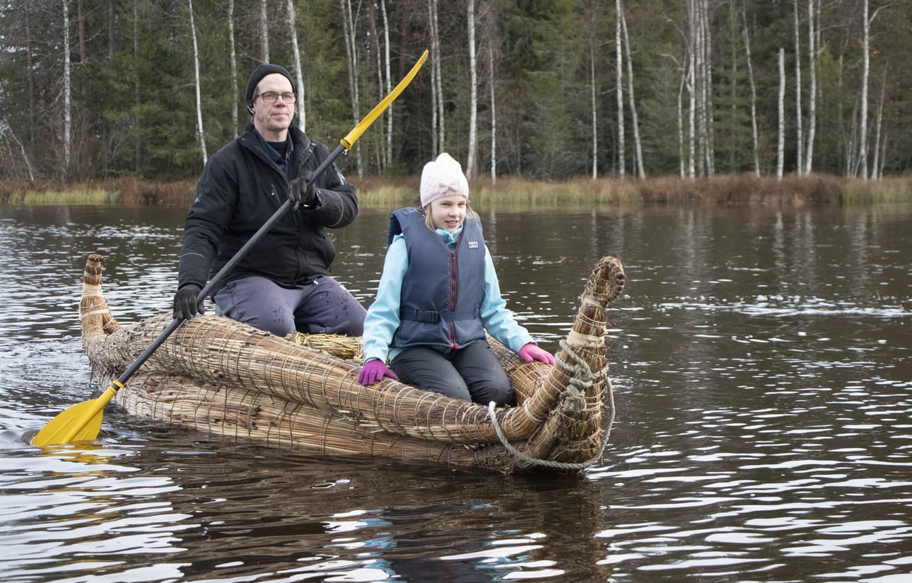 Mankilan Kyläseuran puheenjohtaja Mika Räbinä haluaa testata kaiken mahdollisen, millä pääsee liikkeelle. Hyvin sulavasti lipui kaislavene. Kyydissä Tilda Räbinä.