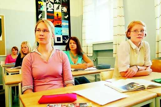 Naisvaltainen luokkakuva. Tuija Mähönen (vas.), Anna Salmi tunnilla Oulun Lyseon lukiossa. Taaempana istuvat Laura Karvonen, Laura Ansamaa ja Jenni Korkalainen.
