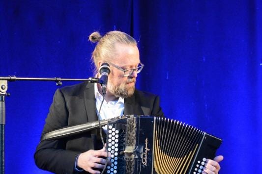 Antti Paalanen esiintyi vuosi sitten kotikonnuillaan Alavudella Valoa ja varjoa -tapahtumassa. KUVA: ELLA NURMI