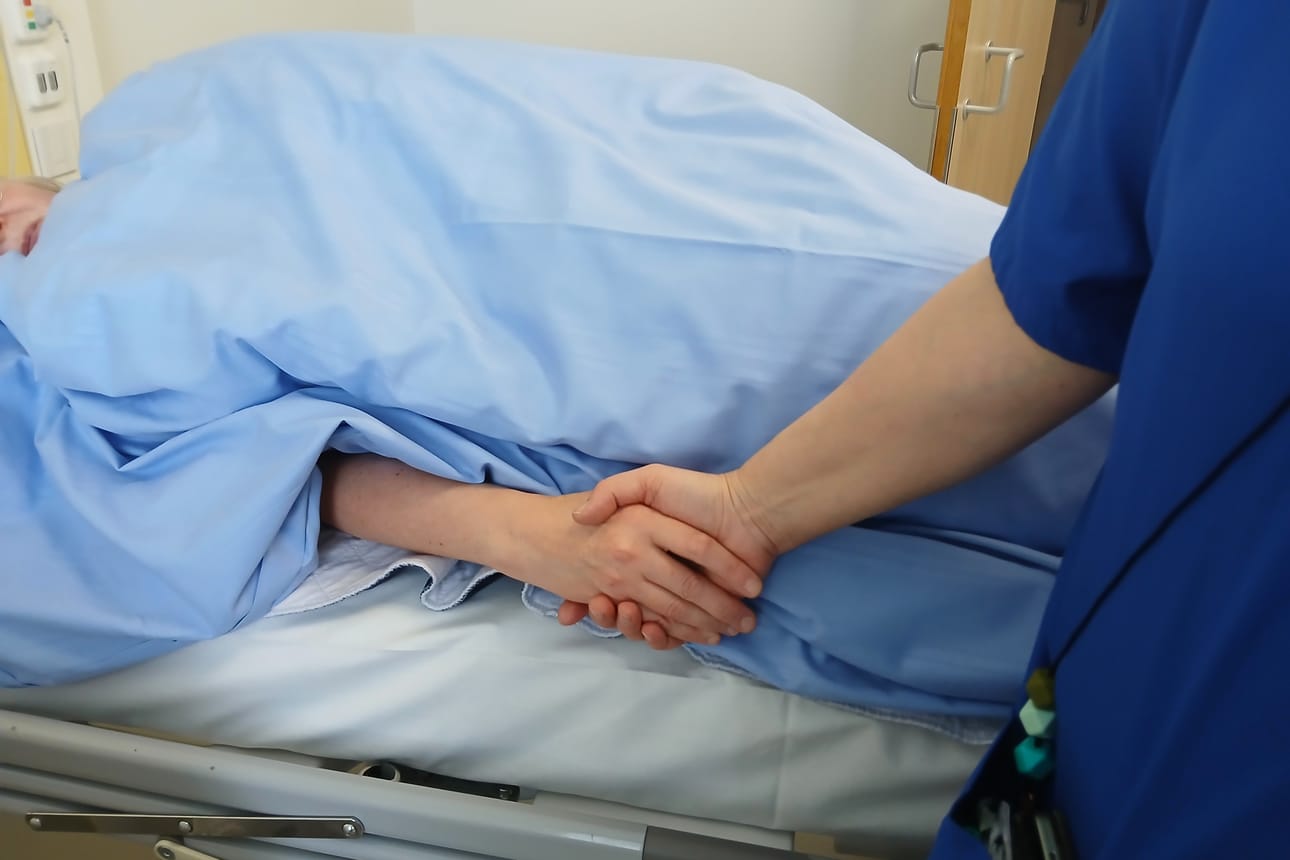 Palliatiiviseen hoitoon kuuluu saattohoito. Kuolevaa potilasta helpottaa, kun hoitaja tai omainen on läsnä ja silittää tai pitää kädestä.