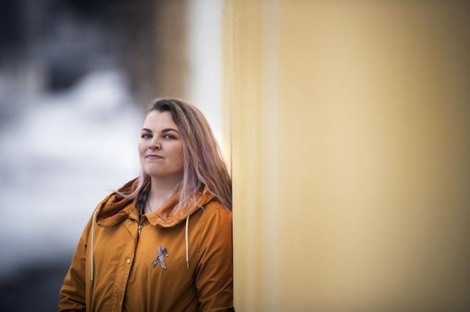 Vaasalainen Jenni Hautala joutui kuvavarkauden uhriksi julkaistuaan omassa Instagram-profiilissaan kuvan turkoosiksi värjätyistä hiuksistaan. Hiusvärivalmistaja hyödynsi kuvaa markkinoinnissaan. Kuva: Jarno Pellinen