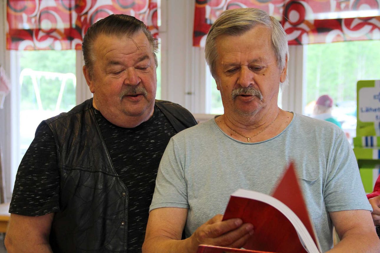 Kaksoisveljet, entiset merijärviset Martti (vas.) ja Pertti Elsilä piipahtivat peräkonttikirppiksellä. Pertti Elsilä kertoi katsovansa joka viikko Huutokauppakeisari-ohjelmaa.