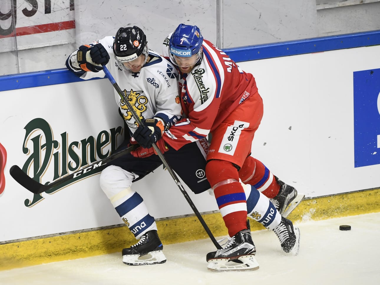 Suomen Janne Pesonen ja Tshekin David Musil maaottelussa.