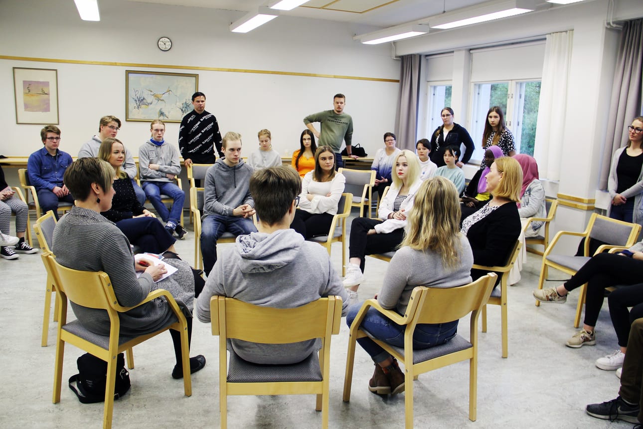 Elinkeinoministeri Katri Kulmuni ja kansanedustaja Kaisa Juuso keskustelivat nuoria askarruttavista asioista tällä viikolla Peräpohjolan Opistolla vuoropuhelutilaisuudessa.