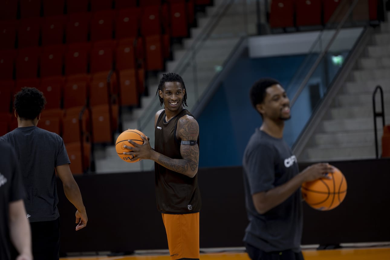 Horace Spencer (vas.) ja Tahj Eaddy ovat Karhu Basketin avainhankintoja.