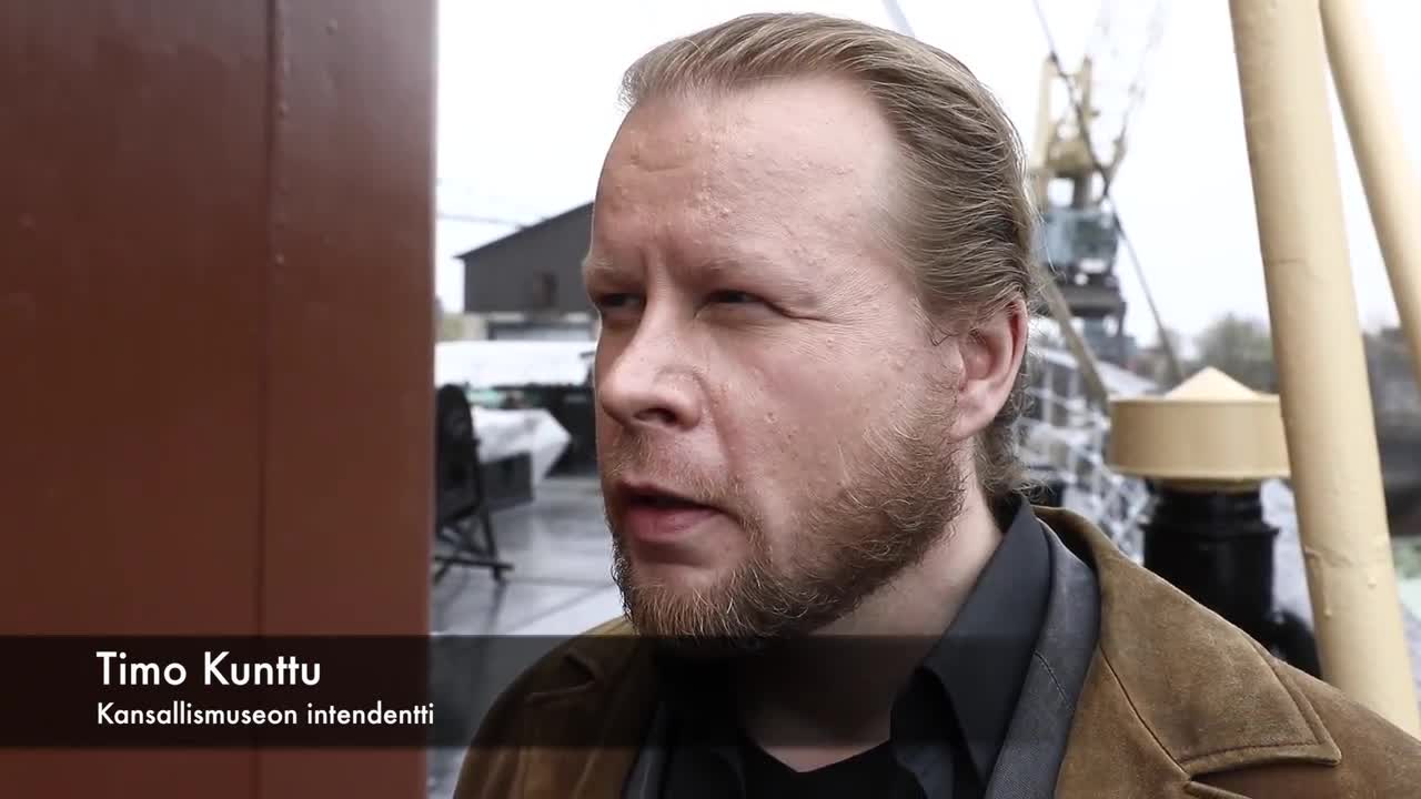 110-vuotiaan höyryjäänmurtaja Tarmon korjaustelakointi Suomenlinnassa