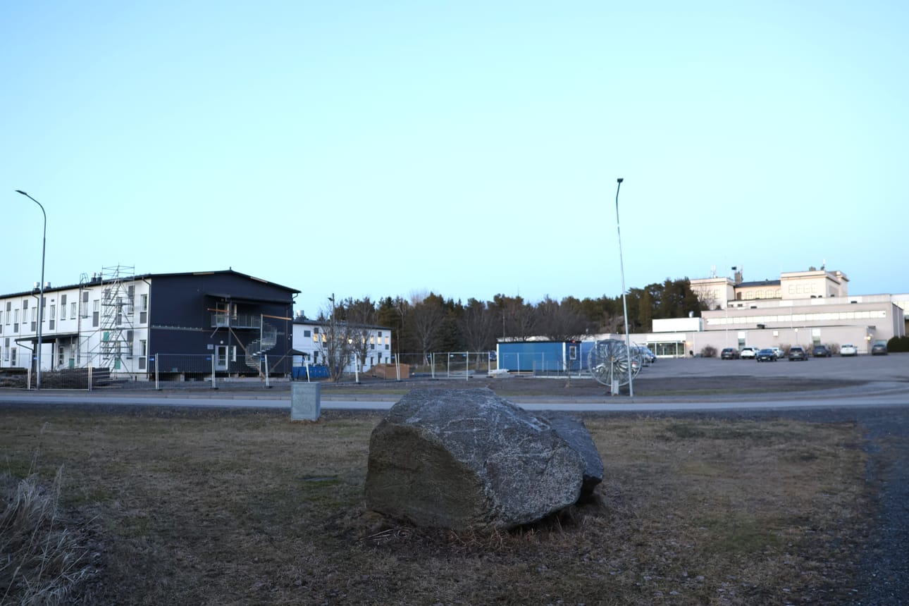 Arkkitehtisuunnittelu alkaa pian. Etualalla ruotsinkielisten oppilaiden moduulikoulu. Takana siintävät vanha yläkoulu ja lukio.