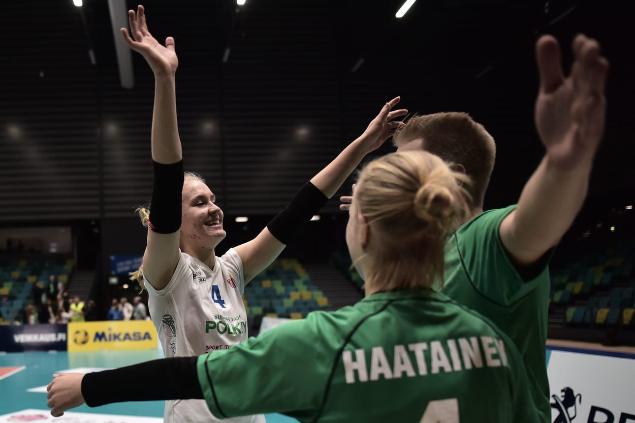 Antti ja Jessica Haatainen ryntäsivät halaamaan tytärtä Nea Haataista, kun Pölkyn paikka lentopallon Suomen Cupin loppuottelussa oli perjantai-iltana varmistunut.