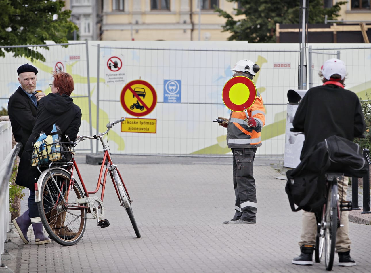 Liikenne torinrannassa pysäytettiin räjäytyksen ajaksi.
