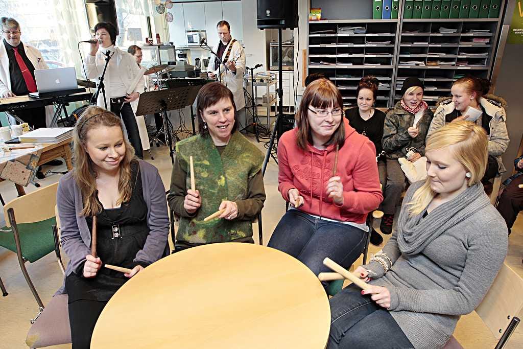 Heidi Moilanen (vas.), Kati Sunila, Heli Pikkarainen Mirja Kylli osallistuivat Pöljäilybändin tahdissa musisointiin. Sunilaa lukuunottamatta he opiskelevat Oulun palvelualan oppilaitoksessa.
