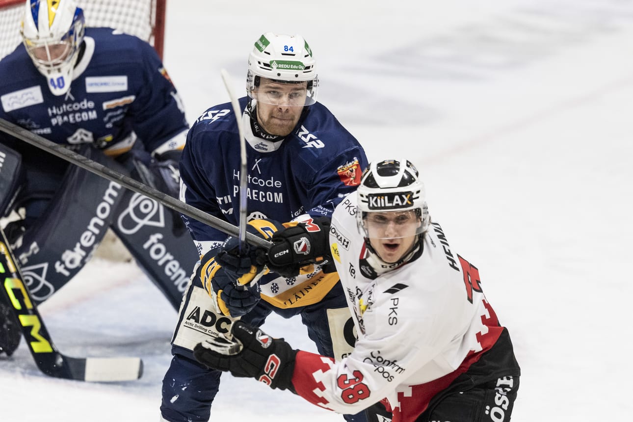 Niklas Grönlund nähdään ensi kaudellakin suojelemassa RoKin maalia. Helmikuussa Grönlund kamppaili JoKP:n Lauri Heinon kanssa.