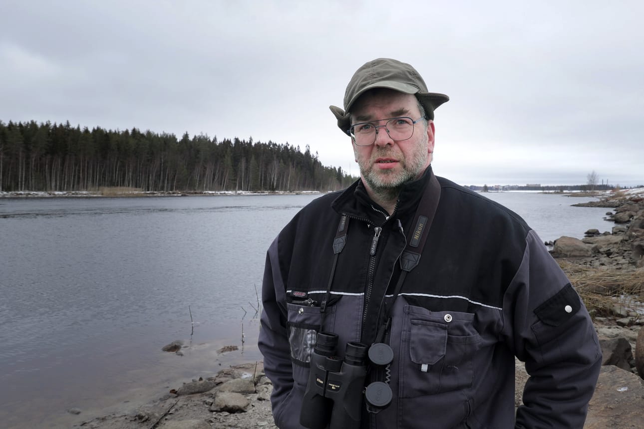 Lintuharrastaja Harri Siltala on tarkkaillut lintuja reilut parikymmentä vuotta. Silmiinpistävää on lintujen väheneminen tälläkin havaintopaikalla.