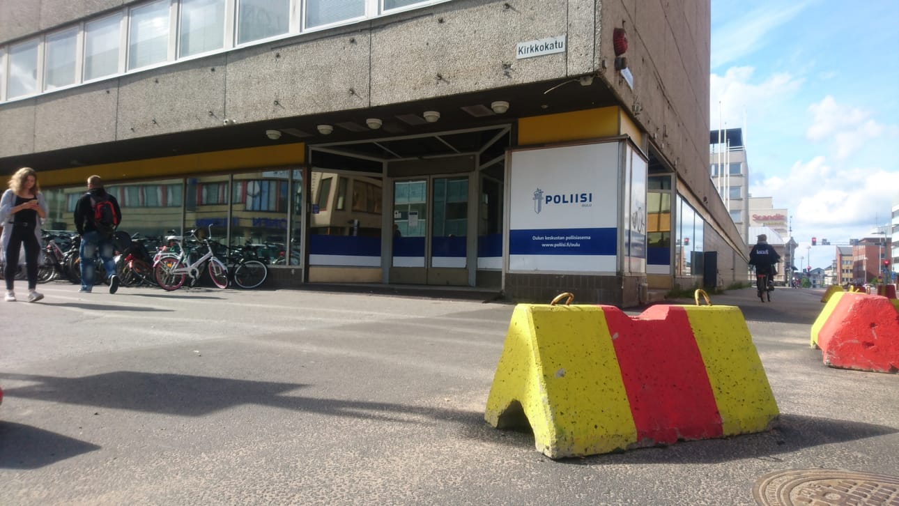 Oulun keskustan poliisiaseman edustalle Saaristonkadun ja Kirkkokadun kulmaan asennettiin betoniporsaat viime viikolla.