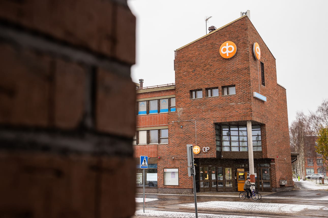 Kuusamon Osuuspankin pääkonttori sijaitsee Kitkantien varrella Kuusamon keskustassa.