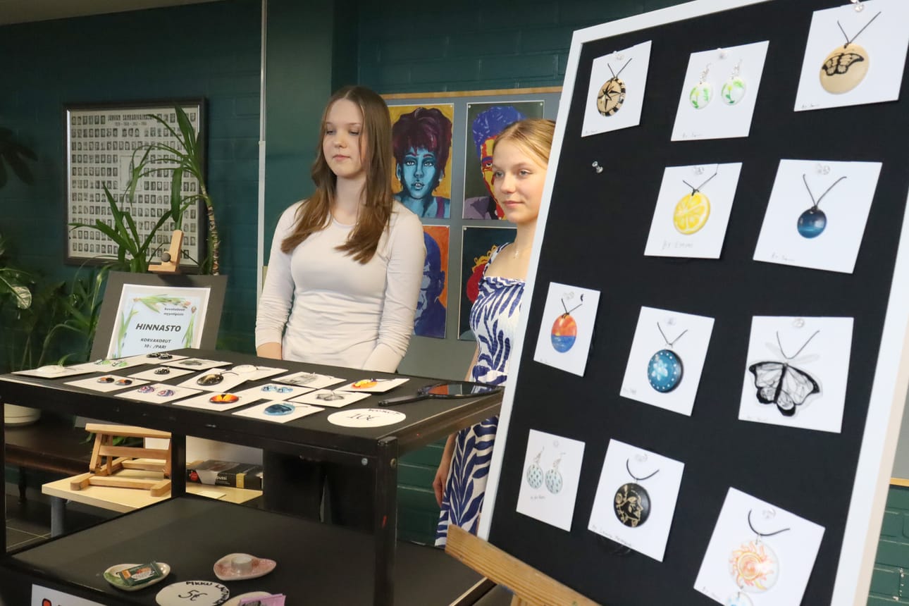 Ella Penttilä ja Mette Juko myivät kauniita koruja Kevämessuilla Jurvan yhtenäiskoululla.