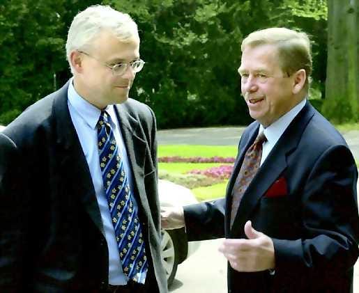 Tunnusteluja. Vaalit voittaneiden sosiaalidemokraattien johtaja Vladimir Spidla tapasi presidentti Vaclav Havelin ensimmäisissä hallitustunnusteluissa sunnuntaina.