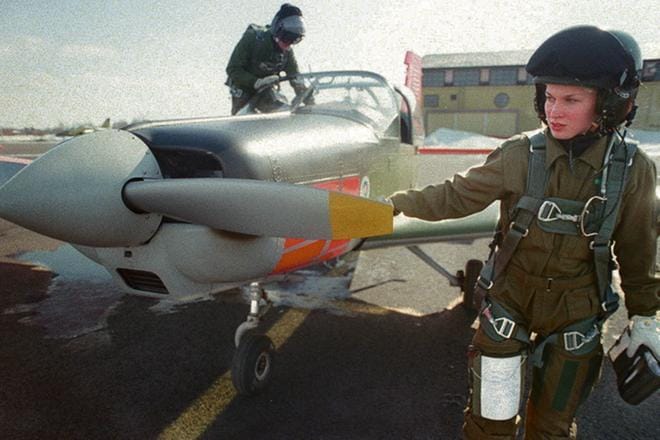 Upseerikokelas Inka Niskanen tarkasti Vinkan ulkopuolelta ennen lennolle lähtöä torstaina. Opettaja kömpi vieruspenkille. Kuva on otettu huhtikuussa 1998. ARKISTOKUVA: JARI KARJANMAA