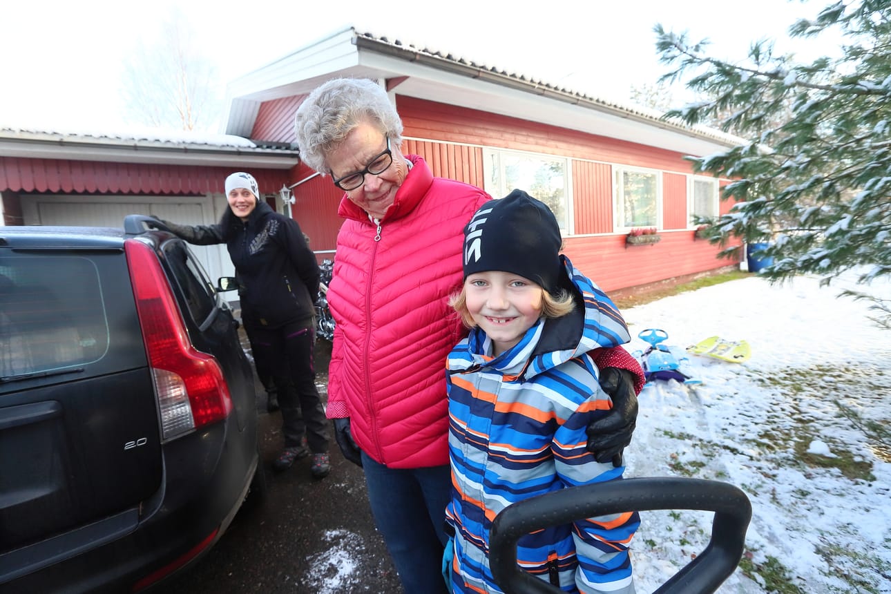 Nyt on Helena-mummun turvallista ajella, kun Rasmus vaihtoi talvirenkaat. Taustalla Rasmuksen äiti Sari Hämeenkorpi.