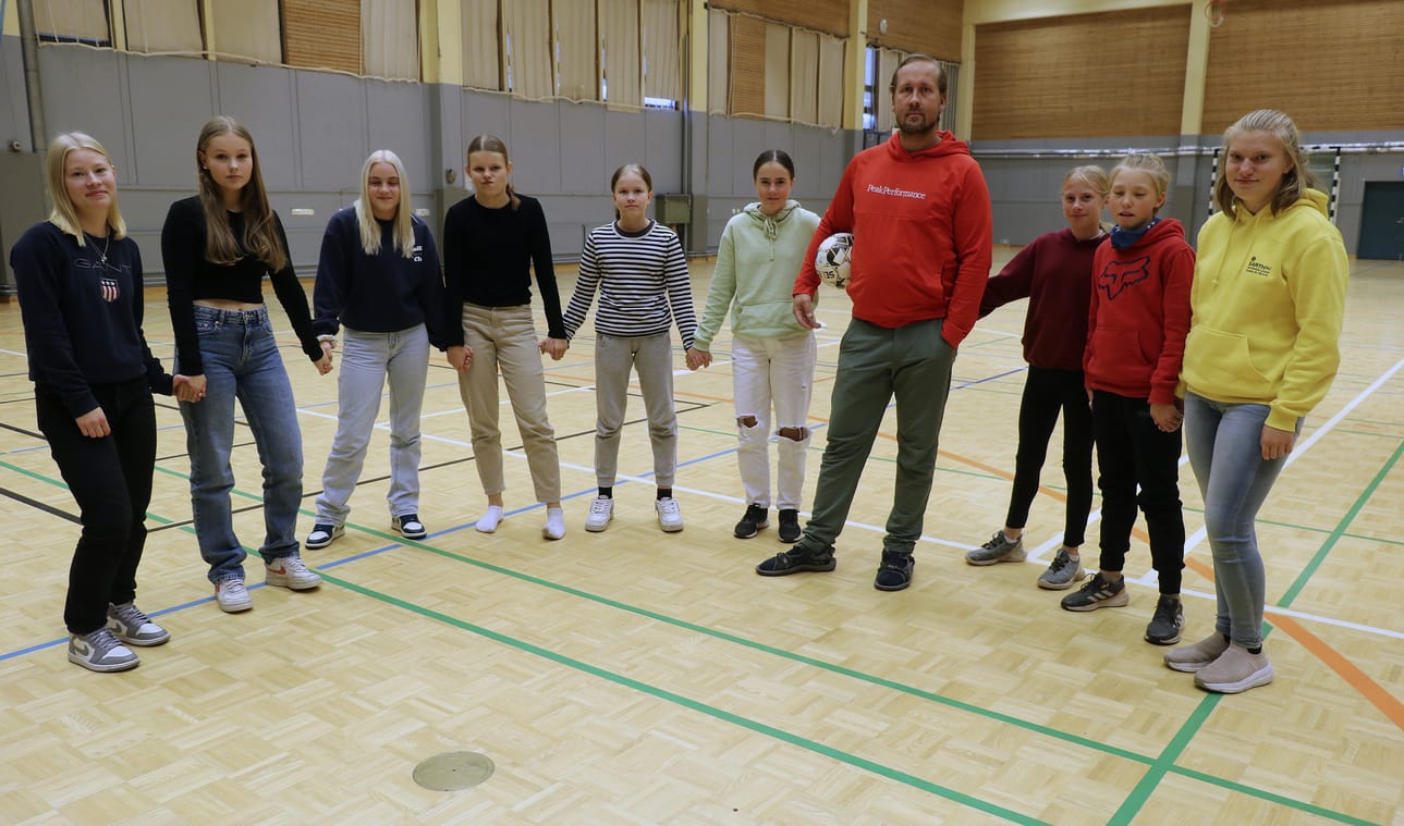 Oulaisten yläkoulun tyttöjoukkue edusti koulua ja paikkakuntaa hienosti Koululiikuntaliiton jalkapalloturnauksessa.