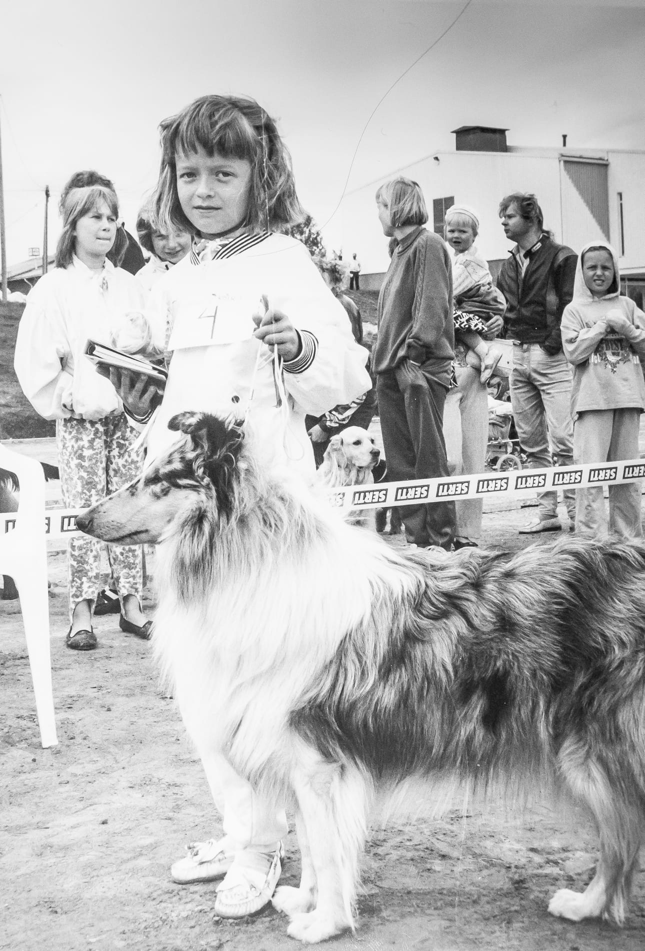 Mari Aikio, nykyään Anttila, voitti Viivi koiran kanssa lapsi ja koira kilpailun vuonna 1992. Katsomossa vasemmalla Maija Oijusluoma ja Katja Palo.