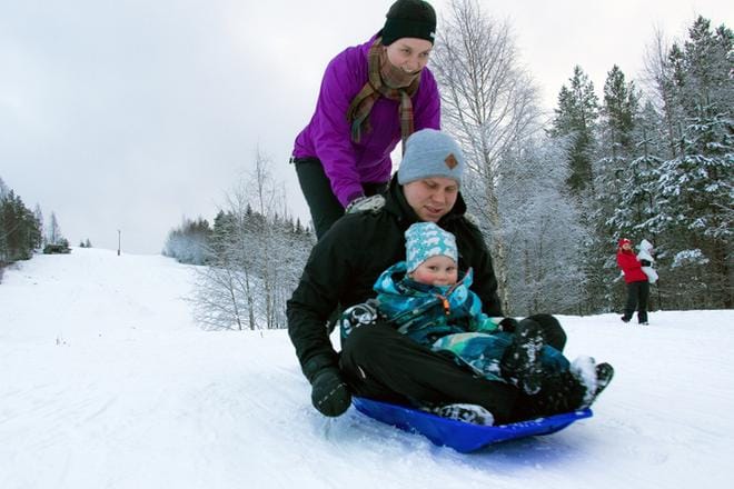 Terhi ja Jesse Haapsaaren kaksivuotias Venni-poika viihtyi Parran pulkkamäessä. Illansuussa perhe ampuu muutaman raketin, saunoo, ja sitten Venni lähtee unten maille. KUVA: JORMA HAVULA