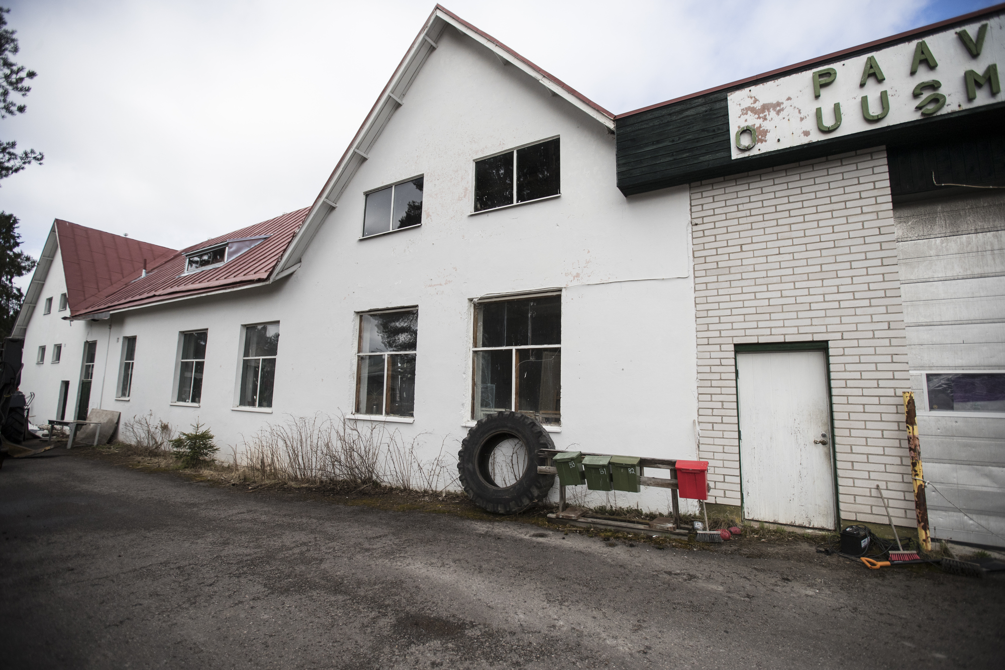Paavolan vanha Osuusmeijeri on valtavan iso rakennus. Sinikka Eirola ja Olli Saviainen haaveilevat, että siitä tulisi joku päivä useamman taiteilijan yhteinen työtila.