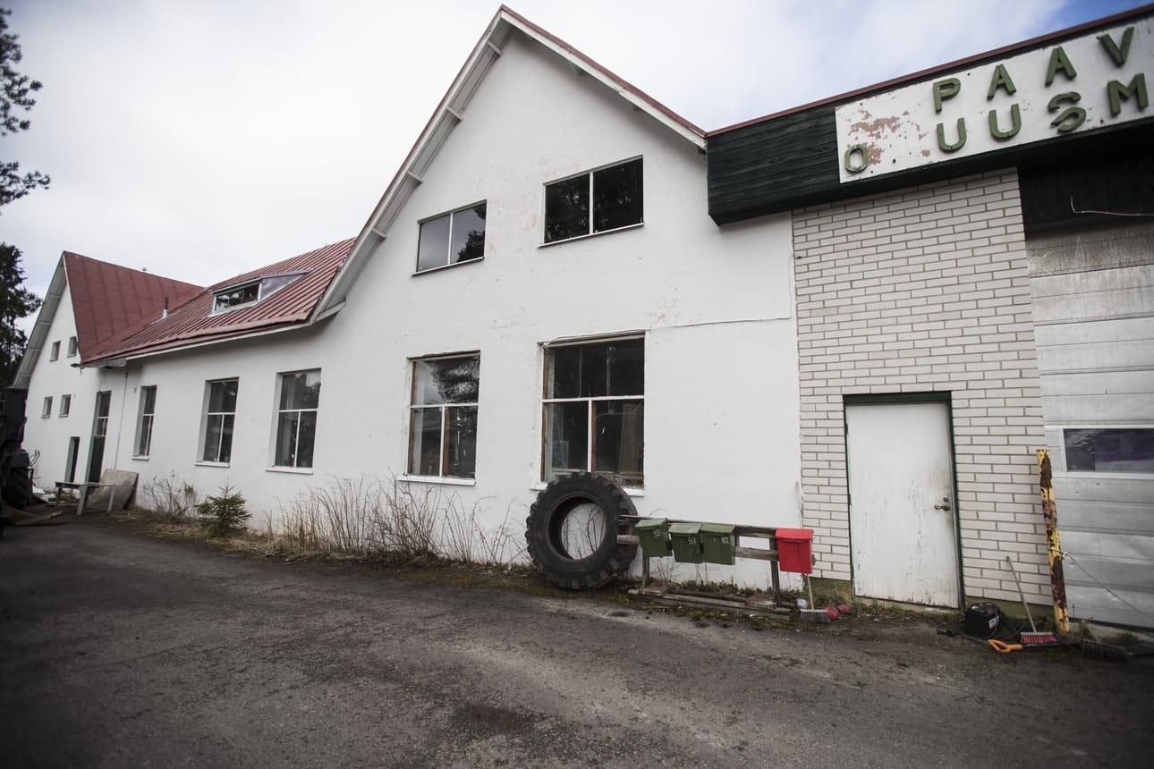 Paavolan vanha Osuusmeijeri on valtavan iso rakennus. Sinikka Eirola ja Olli Saviainen haaveilevat, että siitä tulisi joku päivä useamman taiteilijan yhteinen työtila.