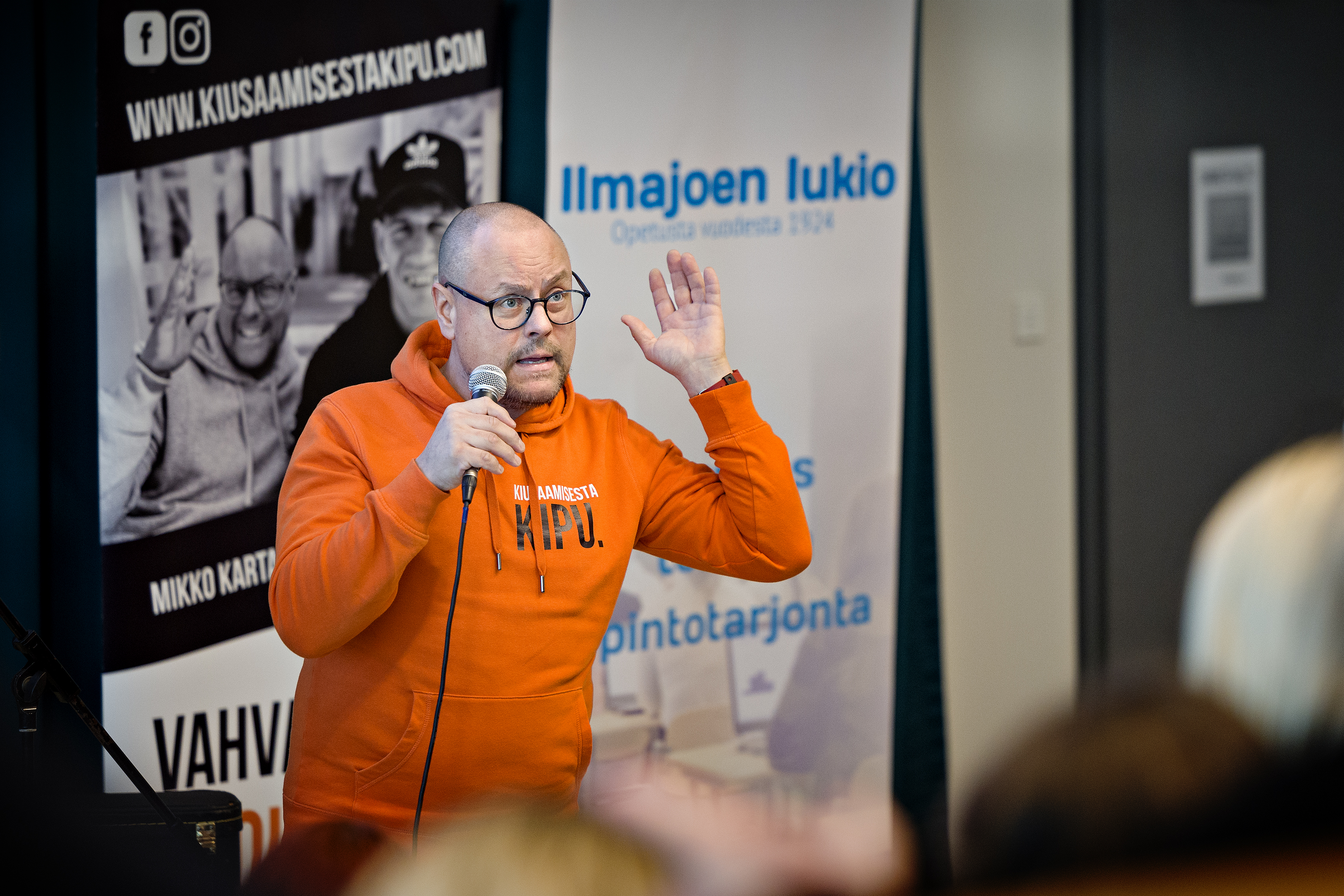Mikko Kartanon kitaranopettaja ei uskonut Kartanon kykyihin oppia. Kitara jäi vuosikausiksi sivuun.