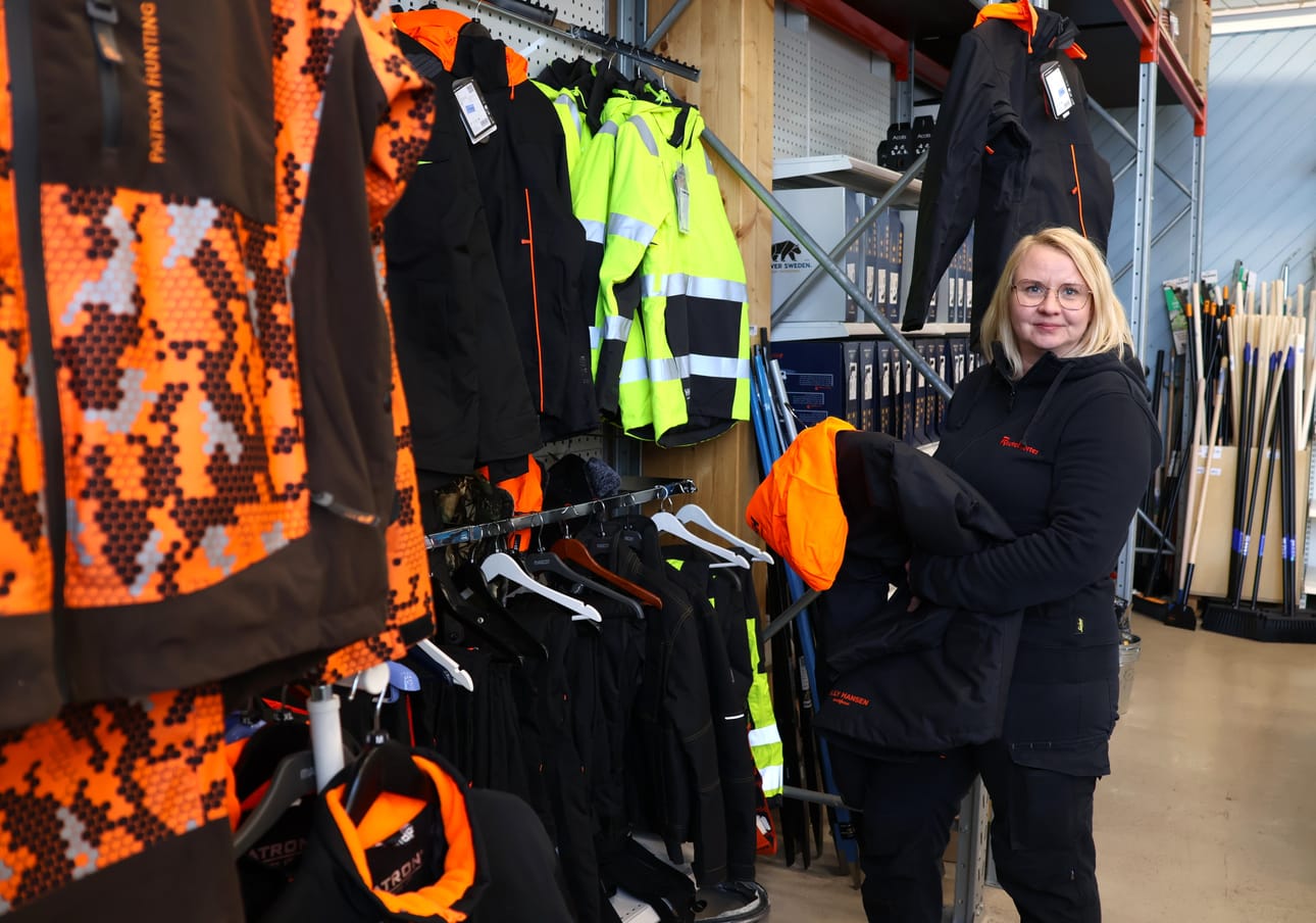 Elina Tiipiö viihtyy mainiosti työssään Isojoella Rautakorteksella. Hänen vastuullaan ovat muun muassa työvaatteet.