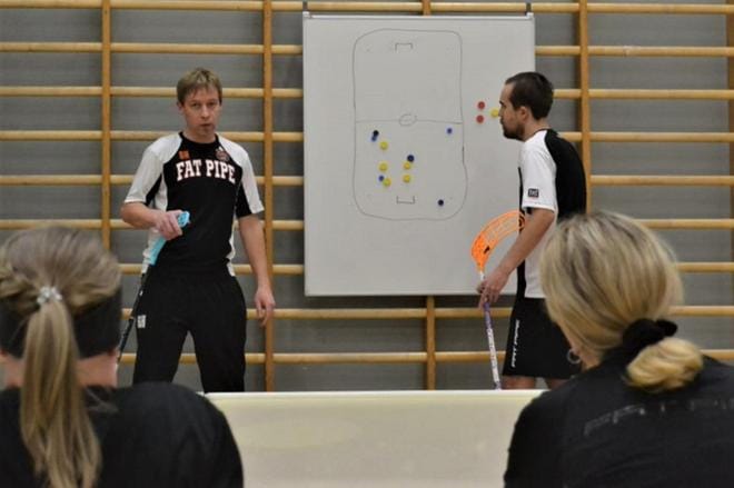 SB Vaasan naisjoukkueen valmentajat Sami Hietikko ja Mika Pylkkä hiovat pelistrategiaa sunnuntain turnaukseen. Kuva: Pasi Roimela